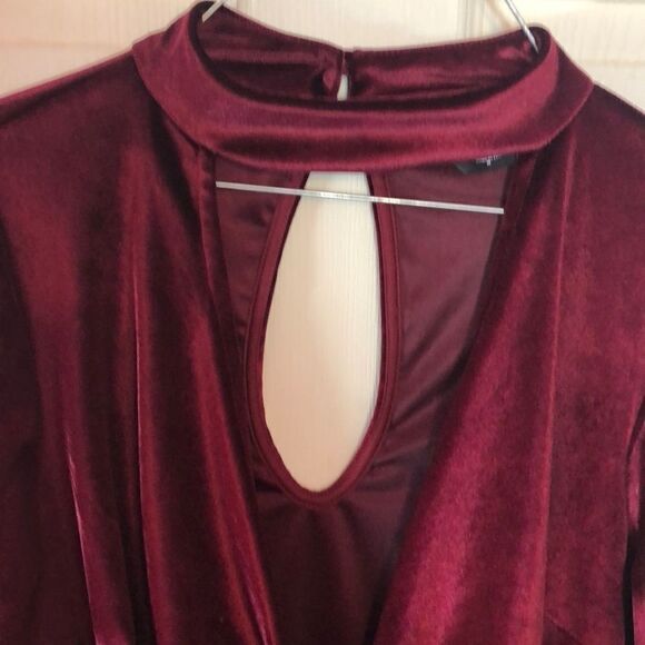 Bebe dk red/maroon velour tie front top sz M - Picture 4 of 6